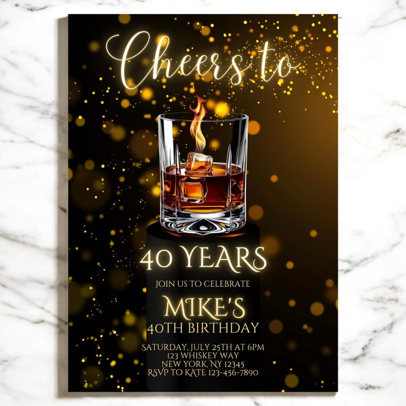 Pode incluir: Um convite de anivers&aacute;rio preto e dourado com um copo de u&iacute;sque e gelo. O texto diz "Cheers to 40 Years. Join us to celebrate Mike's 40th Birthday. Saturday, July 25th at 6pm. 123 Whiskey Way, New York, NY 12345. RSVP to Kate 123-456-7890."