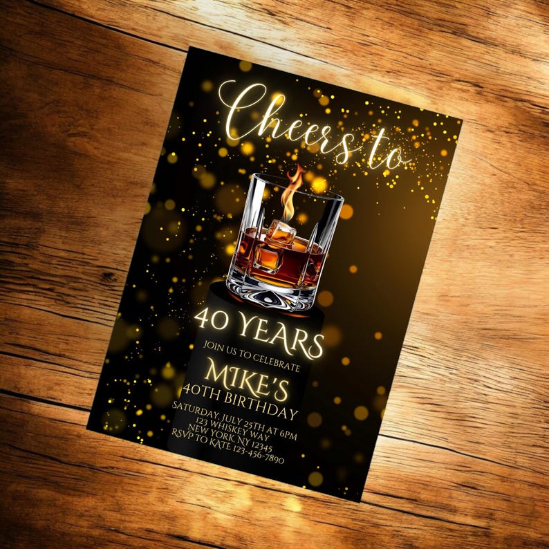 Pode incluir: Um convite de anivers&aacute;rio preto e dourado com um copo de u&iacute;sque e gelo. O texto diz "Cheers to 40 Years. Join us to celebrate Mike's 40th Birthday. Saturday, July 25th at 6pm. 123 Whiskey Way, New York, NY 12345. RSVP to Kate 123-456-7890."