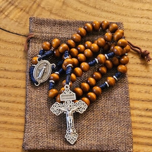 Wunderbarer Medaillen-Rosenkranz mit leuchtenden braunen Perlen, Pardon-Silberkruzifix und wundersame Medaillenmitte, Paracord | OLR Rosenkranz | Christliches Geschenk