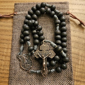 Spiritual Warfare Rosenkranz mit schwarzen Perlen, Pardon Kupferkreuz und St. Michael Zentrum, Paracord | OLR Rosenkranz | Christliches Geschenk