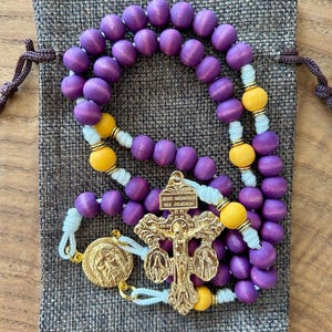 Königlicher Priestertums-Rosenkranz mit violetten und gelben Perlen, Pardon-Goldkruzifix und Gesicht von Jesus-Mitte, Paracord | OLR Rosenkranz | Christliches Geschenk
