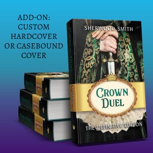 Puede incluir: Una pila de libros de tapa dura con una cubierta verde y dorada que muestra las manos de una mujer sosteniendo una espada. El título del libro es "Crown Duel: The Definitive Edition" de Sherwood Smith.