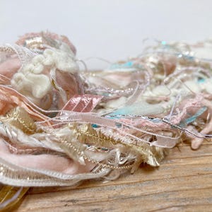 elle vend des coquillages au bord de la mer frange effects™, rubans de soie sari teints à la main de 21 m, laine scintillante, faisceau de fils artistiques. or rose bleu crème