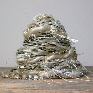 Paquete de hilo artístico con efectos de fibra de madreperla™, 6 x 2, 12 yardas. Paquete de hilo para manualidades con técnica mixta. Blanco iridiscente, crema y dorado brillante.