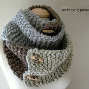 Puede incluir: Una capucha de punto en tonos marrones y grises. La capucha está hecha con un hilo grueso y tiene un patrón de punto sencillo. La capucha está decorada con botones de madera.