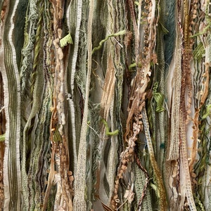 Paquete de hilo para arte de fibra con efectos de flecos huecos y musgo™, 21 x 1, 21 yardas. Paquete de hilo para técnica mixta, color verde oliva musgo, dorado tostado. Tejido mini para crochet.