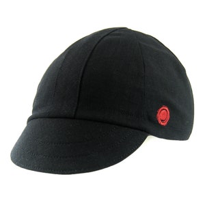 Cappello da Ciclismo Nero Cycling Cap by Red Dots Cycling.
A four-panel, black linen/cotton hat with a short brim. Red Dots embroidered logo on the side panel.