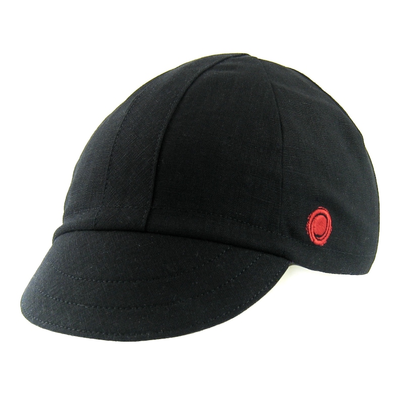 Cappello da Ciclismo Nero Cycling Cap by Red Dots Cycling.
A four-panel, black linen/cotton hat with a short brim. Red Dots embroidered logo on the side panel.