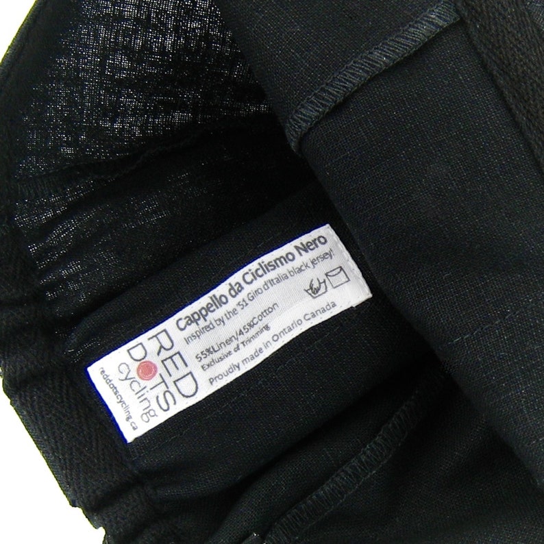Cappello da Ciclismo Nero Cycling Cap,
Close-up of our sewn-in label. Including; cap name, fabric content, washing care and sizing.