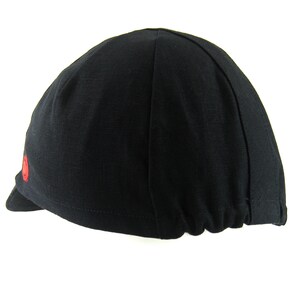 Cappello da Ciclismo Nero Cycling Cap,
A four-panel, black linen/cotton hat with a short brim. Red Dots embroidered Red logo on the side panel.