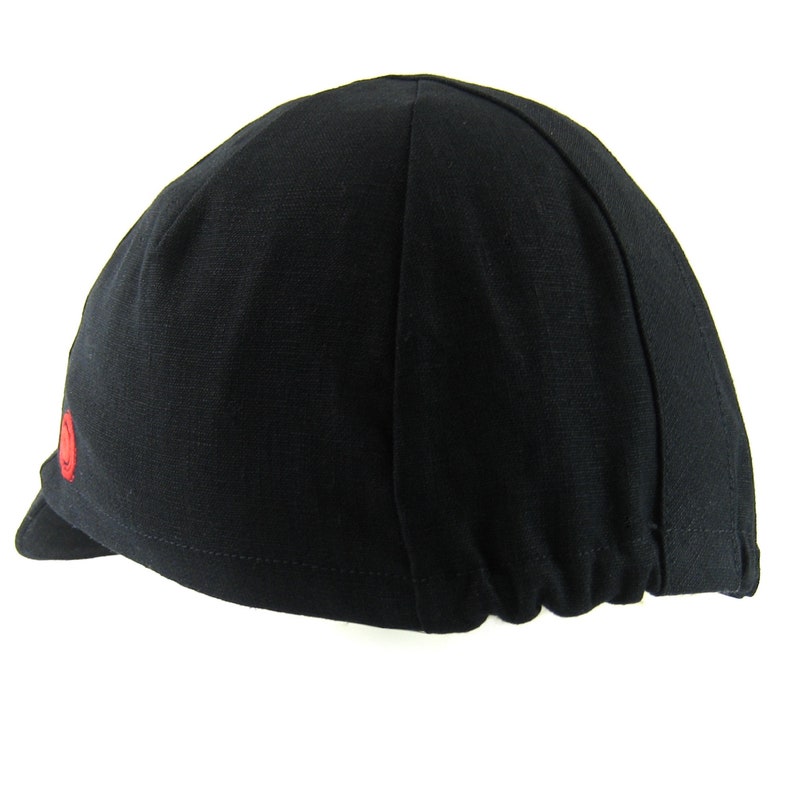 Cappello da Ciclismo Nero Cycling Cap,
A four-panel, black linen/cotton hat with a short brim. Red Dots embroidered Red logo on the side panel.