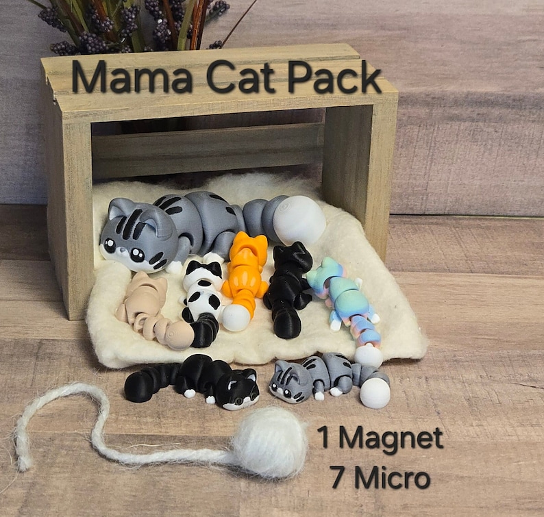K&ouml;nnte beinhalten: Ein Set aus acht kleinen Katzenfiguren, darunter eine gr&ouml;&szlig;ere Katze mit magnetischer Basis. Die Figuren sind aus grauem, wei&szlig;em, orangefarbenem und blauem Polymerton gefertigt. Das Set ist mit "Mama Cat Pack" beschriftet und enth&auml;lt "1 Magnet, 7 Micro".