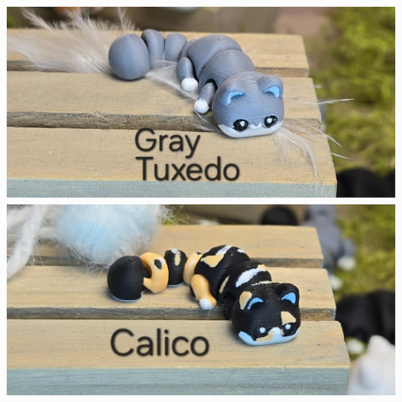 K&ouml;nnte beinhalten: Zwei kleine, handbemalte Katzenfiguren aus Polymer Clay. Die erste Katze ist grau mit einer wei&szlig;en Brust und einer schwarzen Nase. Die zweite Katze ist schwarz, wei&szlig; und orange mit einer wei&szlig;en Brust und einer schwarzen Nase. Der Text "Gray Tuxedo" befindet sich unter der ersten Katze und "Calico" unter der zweiten Katze.