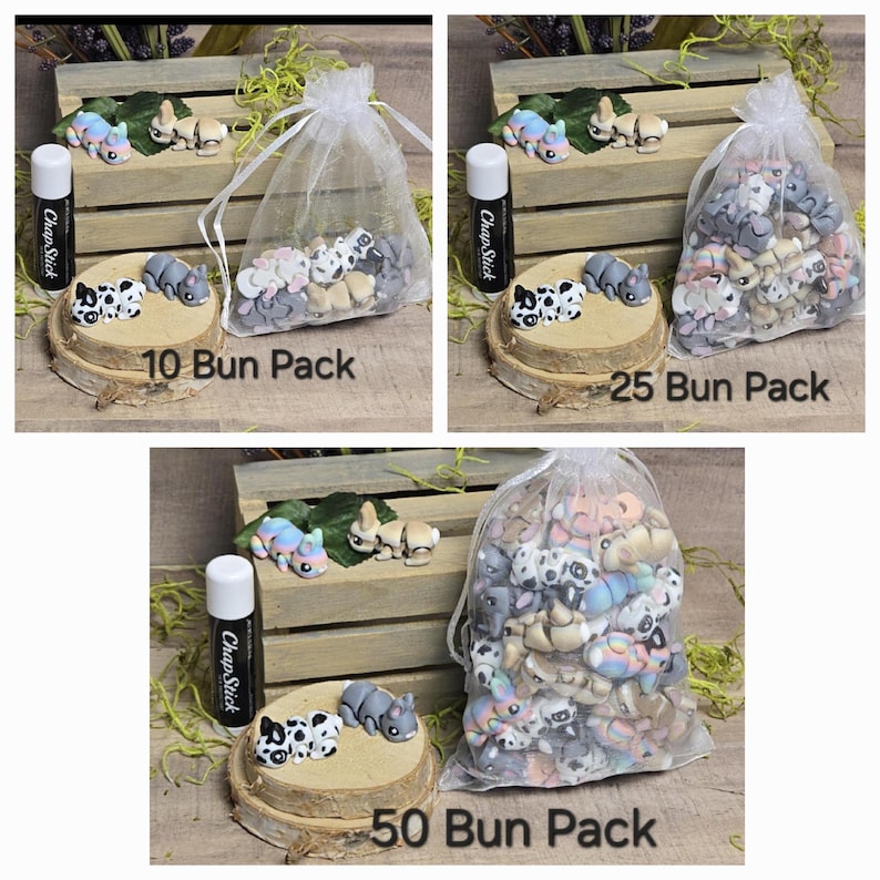 K&ouml;nnte beinhalten: Das Bild zeigt drei verschiedene Packungen mit Miniatur-Hasenfiguren. Jede Packung wird mit einem Lippenpflegestift und einer Holzscheibe pr&auml;sentiert. Die Packungen sind mit "10 Bun Pack", "25 Bun Pack" und "50 Bun Pack" beschriftet. Die Hasen sind in verschiedenen Farben und Mustern.