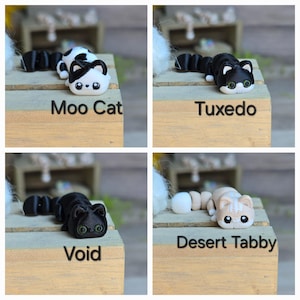 K&ouml;nnte beinhalten: Vier Miniatur-Katzenfiguren, jede mit einem anderen Farbmuster und Namen: Moo Cat, Tuxedo, Void und Desert Tabby.