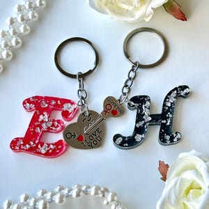 Juego de llaveros con forma de corazón inicial, cadena de mochila personalizada, llaveros con letras a juego, llavero de billetera, regalo del día de San Valentín, regalo de amistad