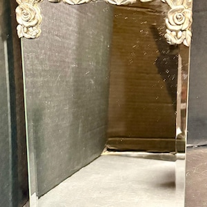 Espejo biselado de tocador antiguo con marco superior de metal cromado y rosas, 12 x 8 pulgadas.