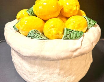 Centro de mesa de cerámica de mayólica italiana con cesta de limones de aspecto realista, 33 x 23 cm.