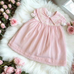 ライトピンクのコットンギャザードレス（女の子用、6ヶ月～3歳） | 美しい手刺繍ドレス | 特別な機会にぴったりの幼児用ドレス | バイ