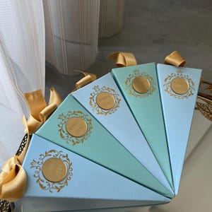 Boîte Coni personnalisée dorée, boîte à bonbons personnalisée, cadeau bébé, boîte cadeau pour bonbons, boîte-cadeau église bébé, boîte-cadeau de baptême, boîte à délices cône pyramide