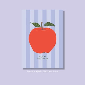 Könnte beinhalten: Eine Postkarte mit einer Illustration eines roten Apfels, grünen Blättern und dem deutschen Text "GLÜCK! VIEL DAVON" auf einem gestreiften blau-weißen Hintergrund. Die Postkarte ist rechteckig mit einem hellvioletten Rand.