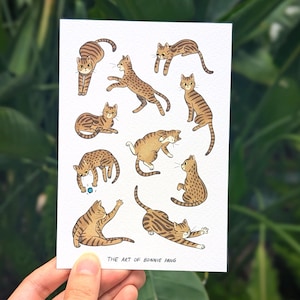 postale A6 de chat tigré | Mignons chats bruns rayés qui s'étirent en jouant | Impressions d'illustrations et de bandes dessinées