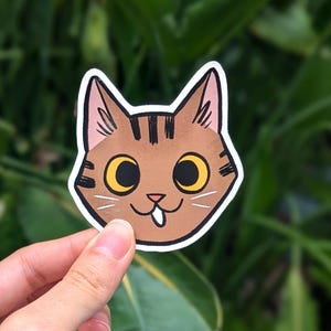 Pegatina de cara de gato n.º 10 / Lindo y adorable gatito de rayas marrones / Pegatinas de vinilo de cabeza de dibujos animados grandes