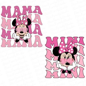 Op de afbeelding: Twee roze ontwerpen op een witte achtergrond. Eén toont de tekst "MAMA" in een retro lettertype met een Minnie Mouse-personage met hartvormige zonnebrillen. Het andere ontwerp zegt "MINI" met Minnie Mouse.
