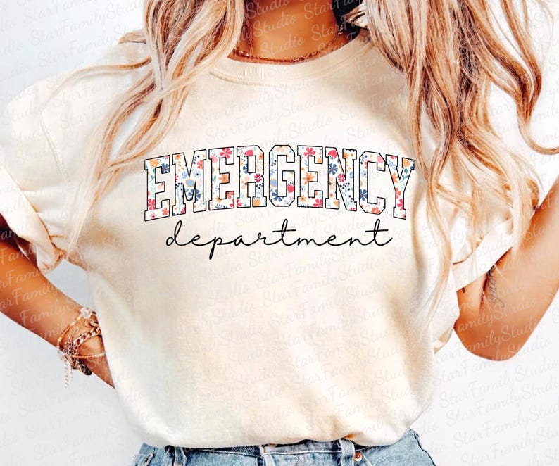 K&ouml;nnte beinhalten: Ein wei&szlig;es T-Shirt mit einem floralen Druckdesign. Der Text "EMERGENCY department" ist in Schwarz auf dem Shirt gedruckt.