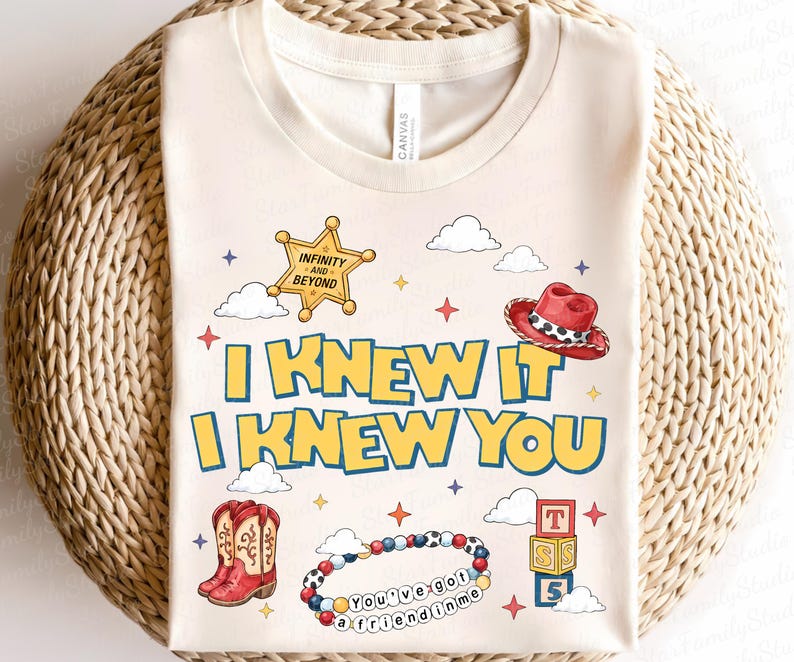 Może przedstawiać: Kremowy t-shirt z nadrukiem graficznym zawierającym tekst I KNEW IT I KNEW YOU, ż&oacute;łtą gwiazdę szeryfa z napisem INFINITY AND BEYOND, czerwony kapelusz kowbojski, czerwone kowbojki, bransoletkę z koralik&oacute;w z napisem YOU'VE GOT A FRIEND IN ME i klocki.