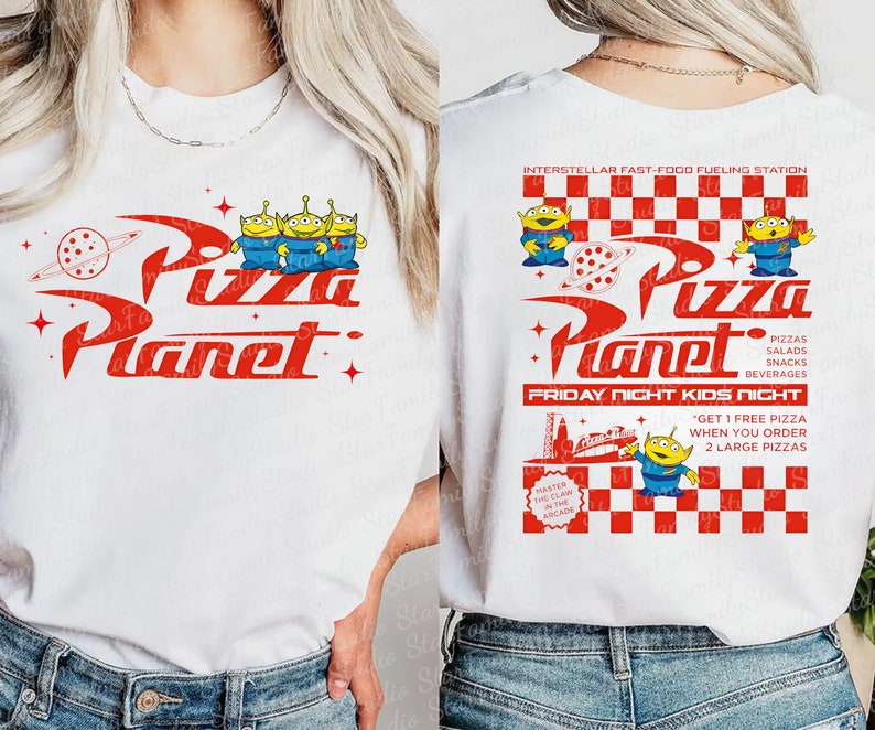 K&ouml;nnte beinhalten: Wei&szlig;es T-Shirt mit einem rot-wei&szlig;en "Pizza Planet"-Logo mit drei gr&uuml;nen Au&szlig;erirdischen. Die R&uuml;ckseite des Shirts hat ein rot-wei&szlig;es kariertes Design mit dem gleichen Logo und dem Text "Interstellar Fast-Food Fueling Station", "Pizzas, Salads, Snacks, Beverages", "Friday Night Kids Night" und "Get 1 free pizza when you order 2 large pizzas".