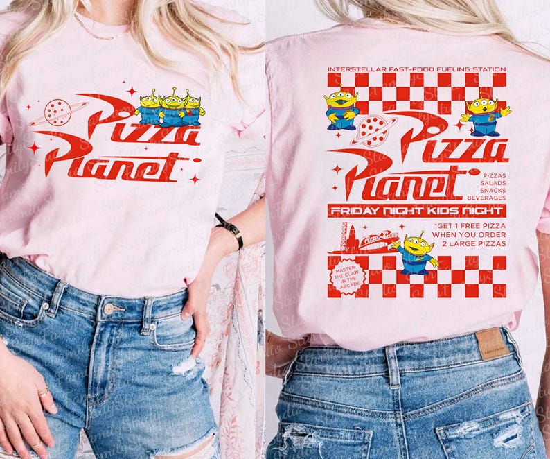 K&ouml;nnte beinhalten: Pinkes T-Shirt mit einer roten und wei&szlig;en Grafik des Pizza Planet-Logos aus dem Toy Story-Film-Franchise. Das Logo enth&auml;lt den Text "Pizza Planet" und drei Alien-Charaktere. Die R&uuml;ckseite des Shirts zeigt ein rot-wei&szlig;es Karomuster mit dem Text "Interstellar Fast-Food Fueling Station" und "Pizza Planet" mit einem kleineren Alien-Charakter.