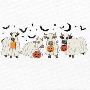 Può includere: Illustrazione a tema Halloween con quattro mucche vestite da fantasmi, ognuna con una zucca o un sacchetto di caramelle. Pipistrelli, stelle e una luna crescente decorano lo sfondo, creando una scena festosa e spettrale.