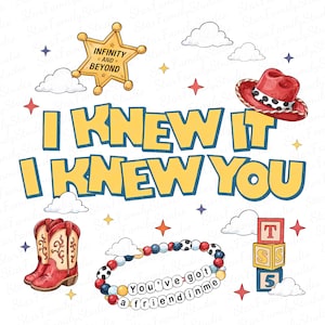 Może przedstawiać: Projekt graficzny z ż&oacute;łtym napisem I KNEW IT I KNEW YOU, złotą gwiazdą szeryfa z napisem INFINITY AND BEYOND, czerwonym kapeluszem kowbojskim, czerwono-białymi kowbojkami, bransoletką z koralik&oacute;w z napisem You've got a friend in me oraz klockami.