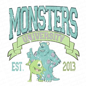 Könnte beinhalten: Eine Grafik im Vintage-Stil mit dem Text "Monsters University" auf einem Banner und dem Jahr "2013" darunter. Die Figuren Mike und Sully aus dem Film Monster AG sind in einem verwitterten Cartoon-Stil dargestellt.
