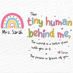 Könnte beinhalten: Ein bunter Regenbogen mit einem Herzen in der Mitte und dem Text "Mrs. Sarah" darunter. Der Text "Dear tiny human behind me, The world is a better place with you in it. love, The person in front of you." ist in einer verspielten Schriftart geschrieben.