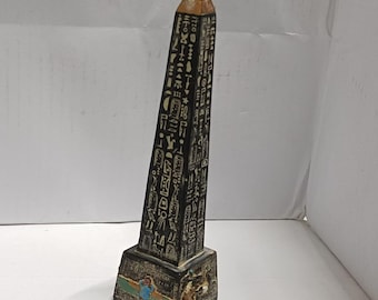 Rzadki starożytny egipski obelisk zawierający łódź ratunkową Horusa i Sfinksa. Artefakt