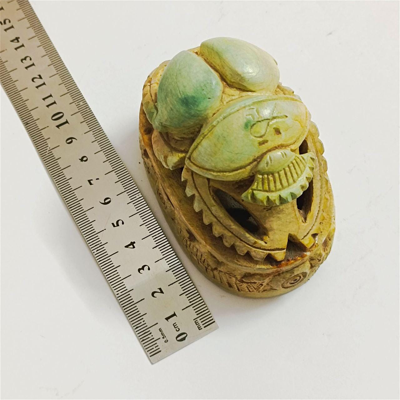 手彫りのエジプトのスカラベの置物、アンティークの石の芸術、ユニーク