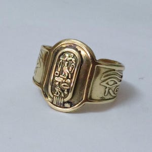 Gold-tone copper ring with cartouche and Eye of Horus – pharaonic Egyptian style