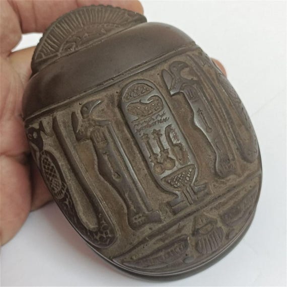 古代エジプトのヒエログリフをあしらった手彫りのスカラベ。本物の古代