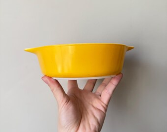 Vintage Pyrex Casserole Dish: Bright Yellow Retro Kitchenware - US01