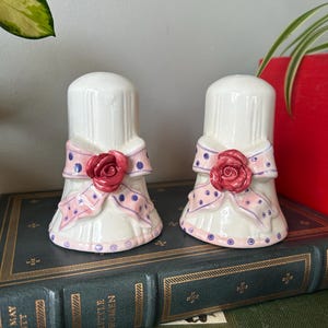 Vintage saliera e pepiera con fiocchi a pois rosa e viola e rose, kitsch e carinissimi saliera e pepiera con tappi