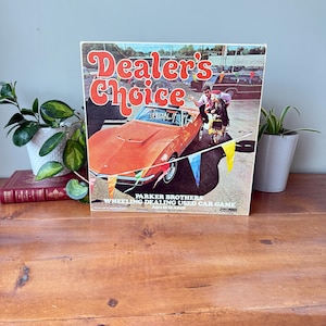 Jeu de société drôle / kitsch vintage 1972 Dealer&#39;s Choice - Jeu de concessionnaire de voitures d&#39;occasion classique - Amusant complet et rétro !
