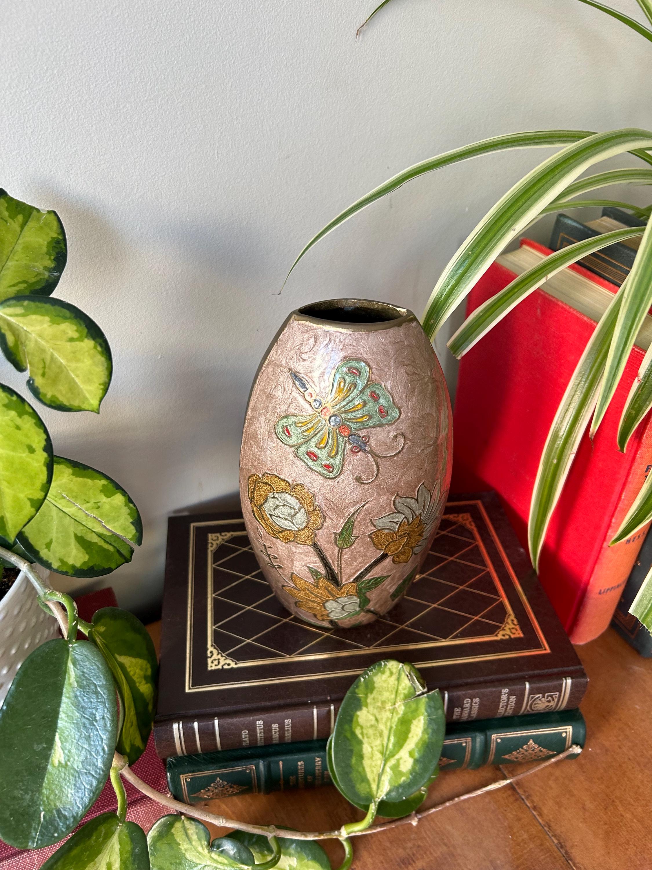 ヴィンテージ七宝焼き真鍮花瓶：ミッドセンチュリーエナメルの蝶と花の