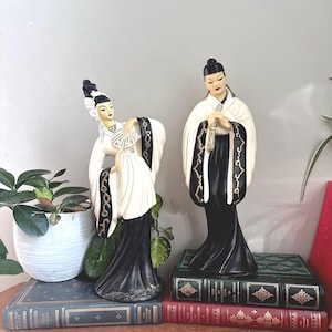 Figuritas de yeso de una pareja asiática de mediados de siglo, estilo vintage – Decoración orientalista de Devon Ware de la década de 1950