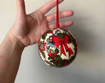 Vintage 1970s Decoupage Weihnachtsverzierung, MCM große 4 &quot;leichte Baumkugel, Stechpalme, Girlande und Weihnachtskugel des roten Bandes