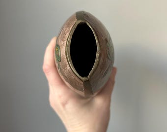 ヴィンテージ七宝焼き真鍮花瓶：ミッドセンチュリーエナメルの蝶と花の