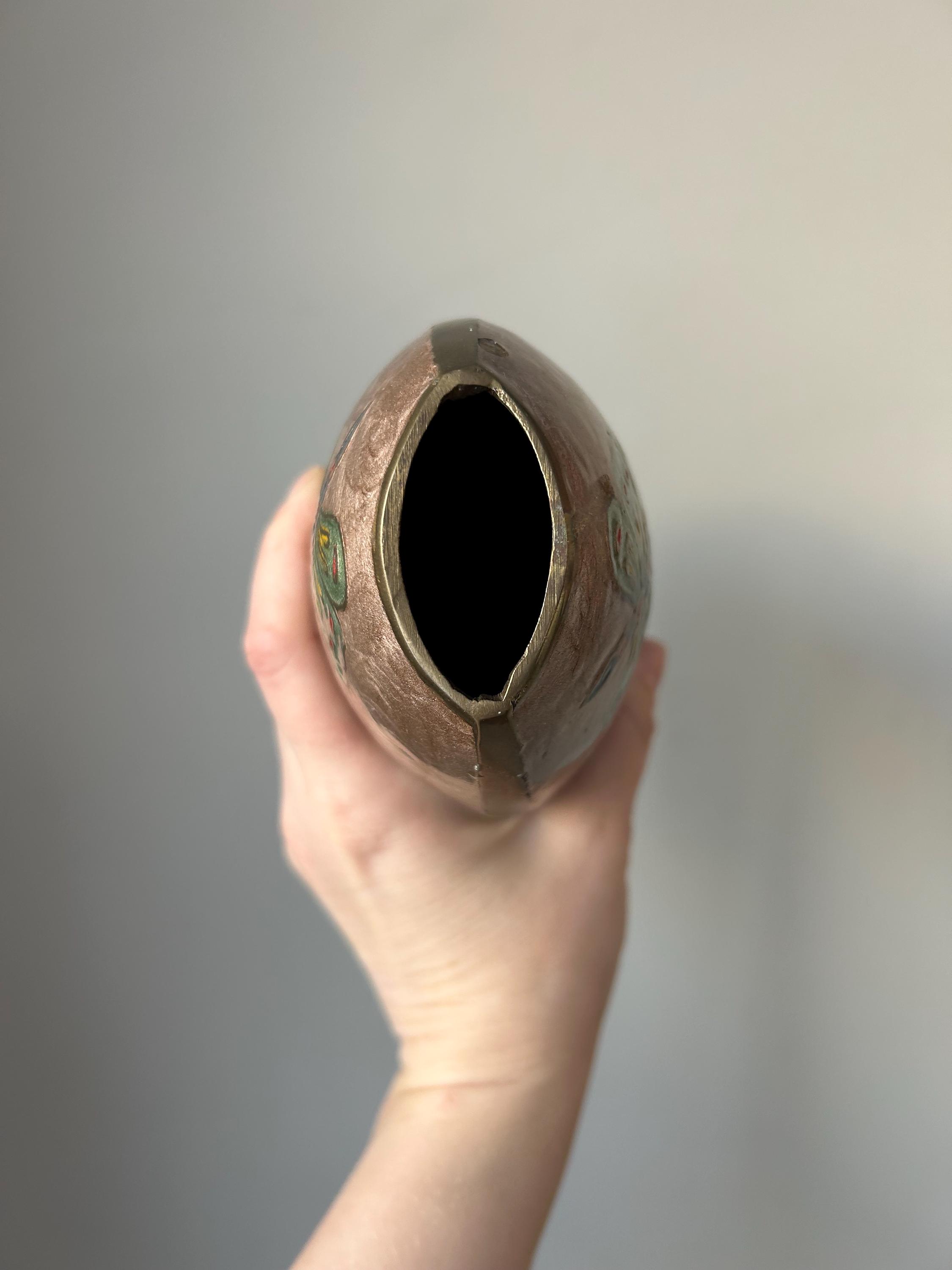 ヴィンテージ七宝焼き真鍮花瓶：ミッドセンチュリーエナメルの蝶と花の