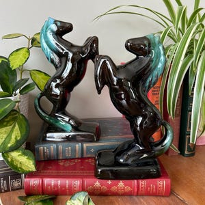 Vintage Blue Mountain Pottery Horse Bokstöd: Grön Droppglasyr MCM Dekor - CA02