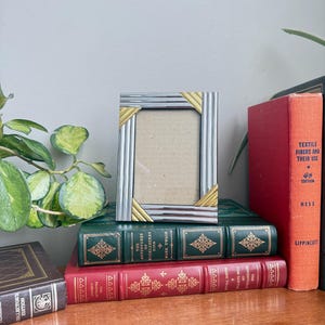 Peut inclure: Panneau en bois rustique avec l'inscription "Welcome to our home" en lettres blanches. Le panneau présente une finition vieillie et un design simple et accueillant, idéal pour la décoration de porte.